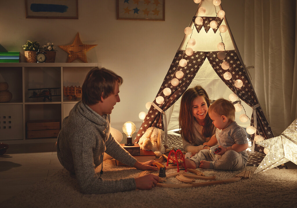 Familie mit Kind im Spielzimmer